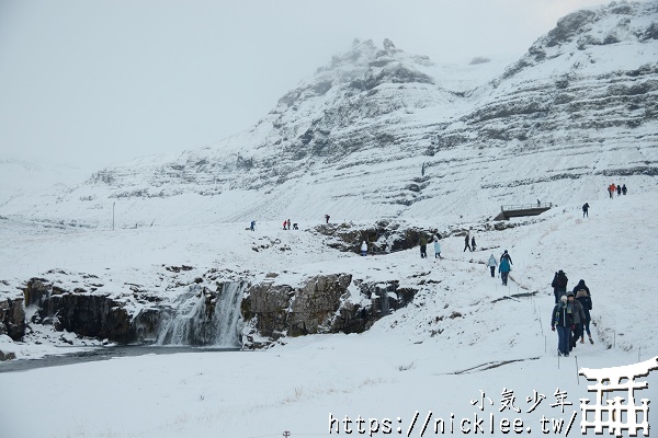 冰島-白天的教堂山與教堂山瀑布Kirkjufellsfoss