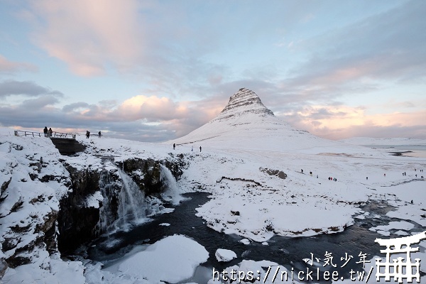 冰島-白天的教堂山與教堂山瀑布Kirkjufellsfoss