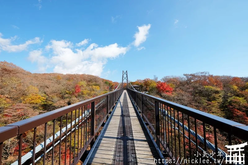 櫪木縣那須高原賞楓景點-杜鵑花吊橋(躑躅吊橋)-10月下旬~11上旬是賞楓旺季,遠眺壯觀的山谷楓紅之美