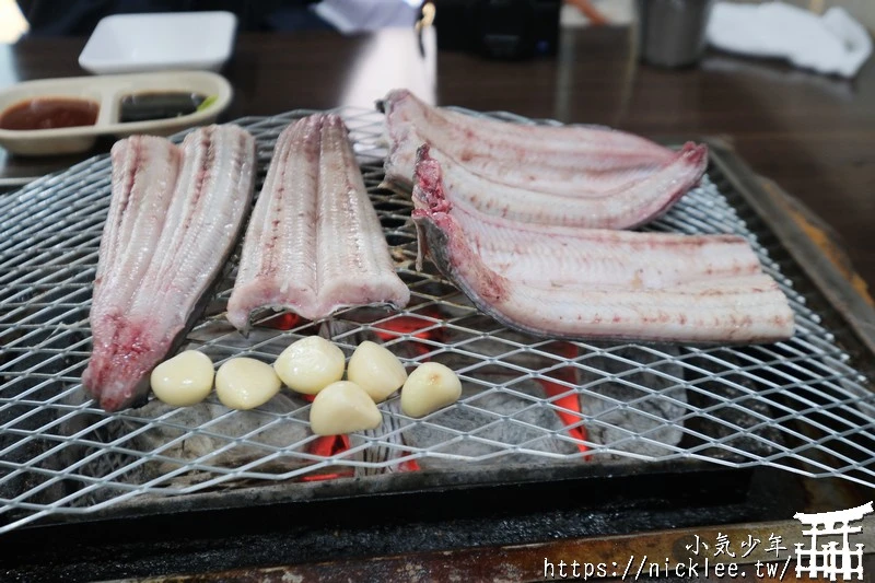 首爾美食-風川鰻魚-炭火直烤鰻魚-包進生菜的吃法，好吃不膩