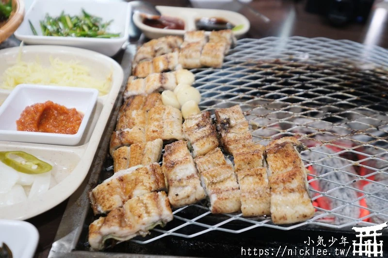 首爾美食-風川鰻魚-炭火直烤鰻魚-包進生菜的吃法，好吃不膩