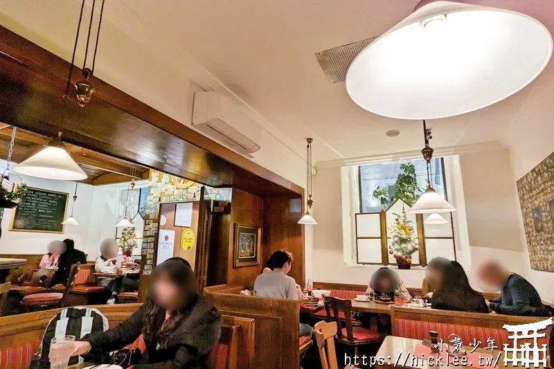 薩爾斯堡餐廳-Strobl Stüberl-開店不到30分鐘即客滿,推薦白醬蒜炒蝦麵與藍帶豬排