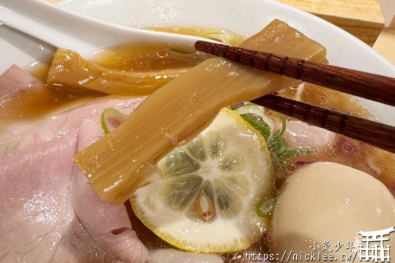 名古屋車站美食-拉麵雷杏(中華そば雷杏)-清淡醬油湯頭,加點生薑醬味道更好,推薦搭配叉燒飯