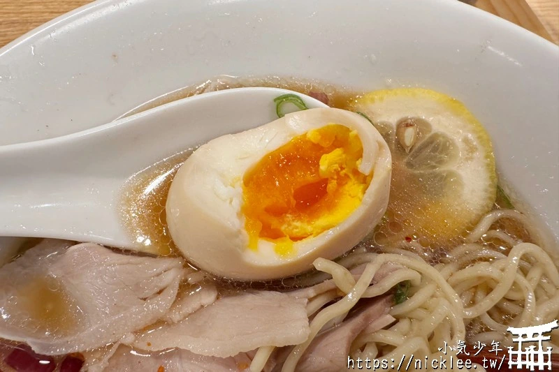 名古屋車站美食-拉麵雷杏(中華そば雷杏)-清淡醬油湯頭,加點生薑醬味道更好,推薦搭配叉燒飯