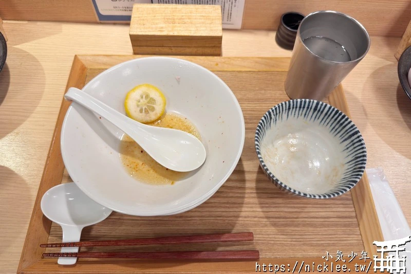 名古屋車站美食-拉麵雷杏(中華そば雷杏)-清淡醬油湯頭,加點生薑醬味道更好,推薦搭配叉燒飯