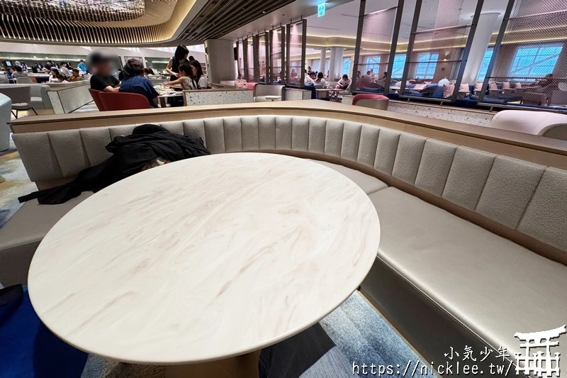 關西機場貴賓室-KIX Lounge Kansai-近900坪的空間,可容納658人,華航,長榮,星宇都用它